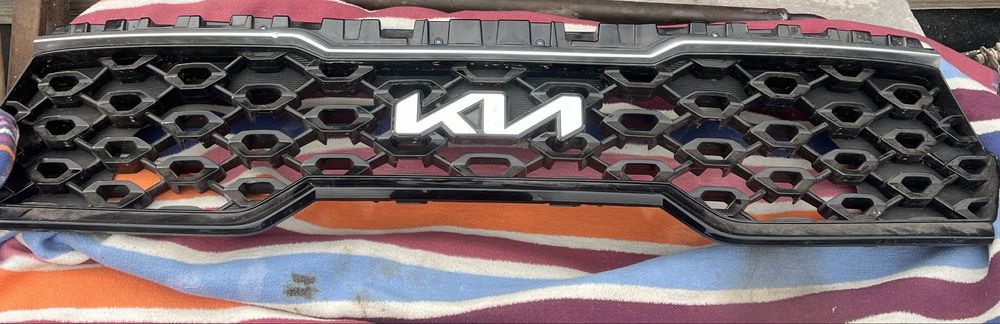 Б/у решетка радиатора оригинал Kia Sorento
