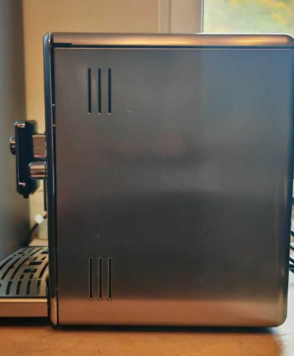 Espressor automat Saeco Xelsis – râșniță ceramică, carafă lapte