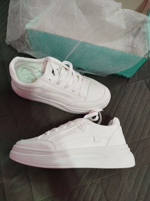 Кроссовки женские