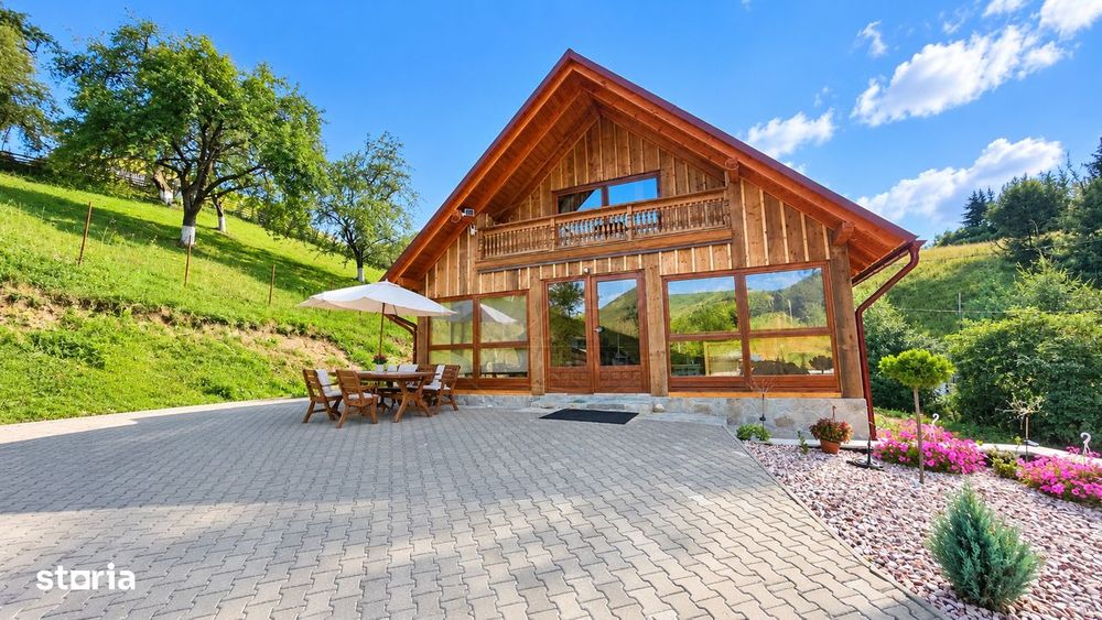 Casa de vacanta cu 3 camere,1500 mp teren,Intregalde