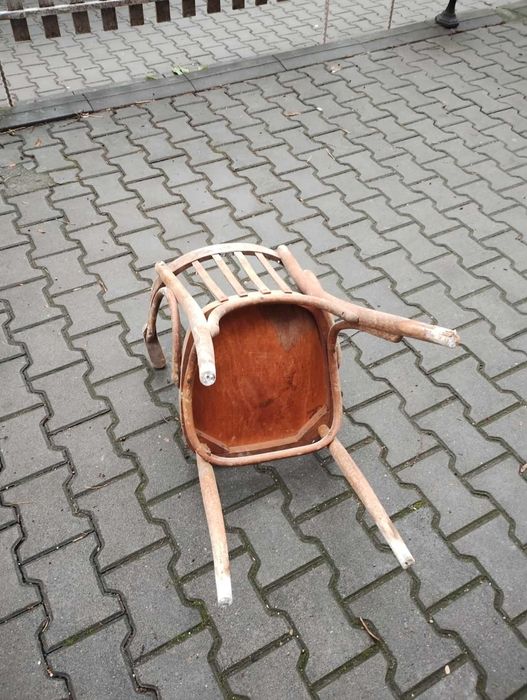 два стари виенски стола