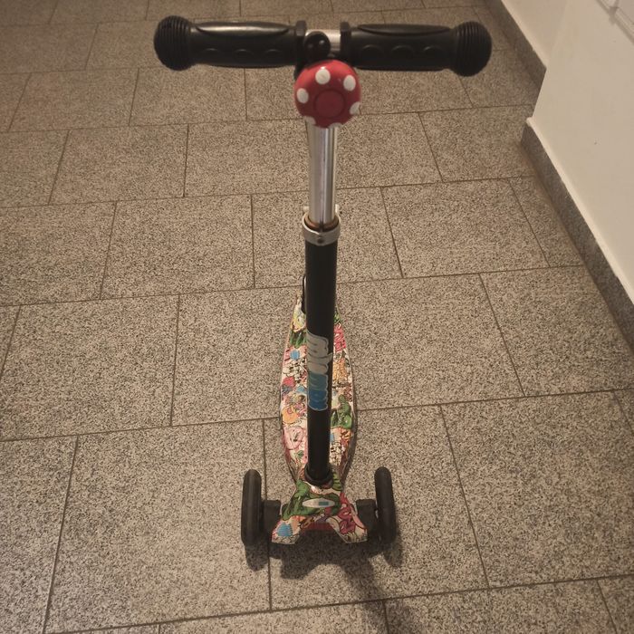 Trotinetă trei roți