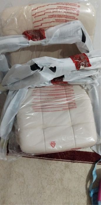 Vand scaune ! Pe culoarea alb si negru