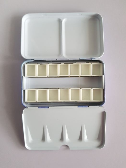 Метална кутия за акварелни бои