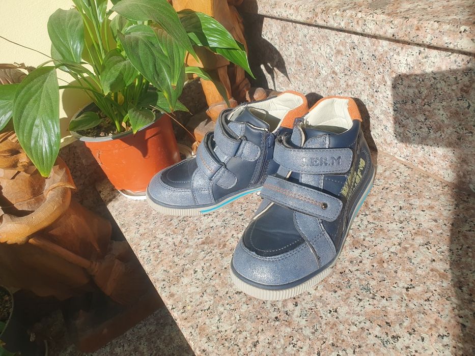 Детски затворени обувки