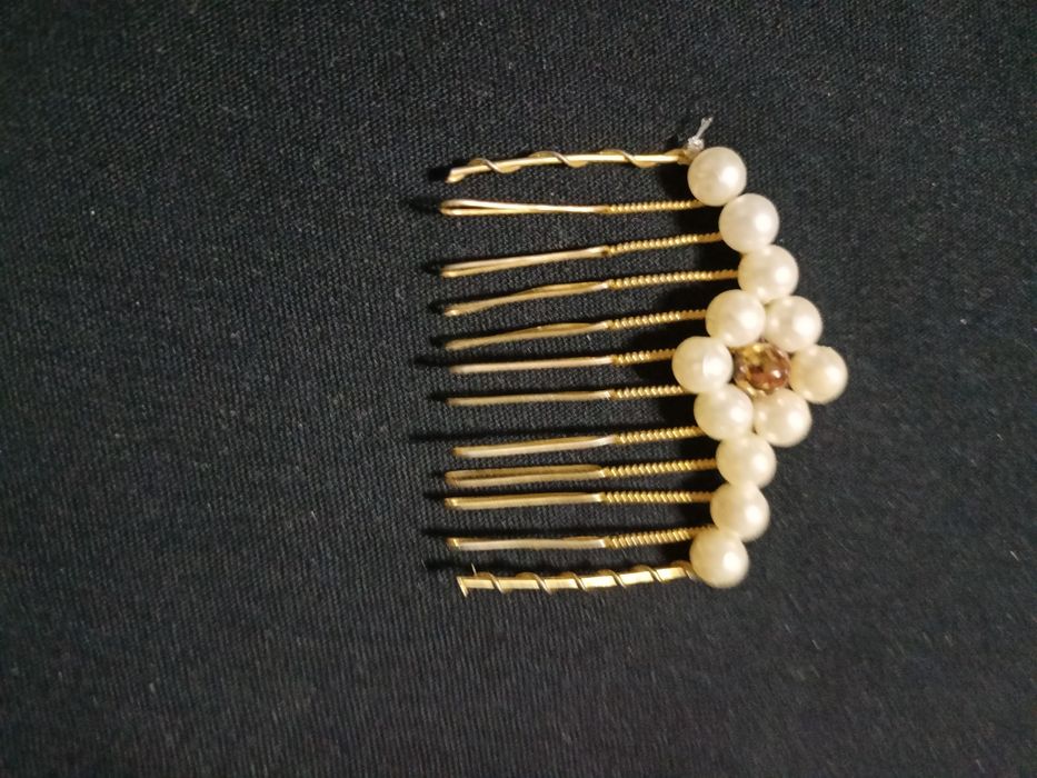 Бижутерия и две нарядные заколки
