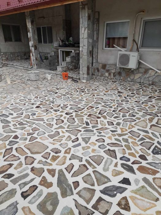 Piatra naturală multicoloră