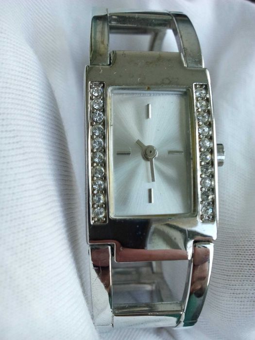 Стилен дамски часовник AVON гривна