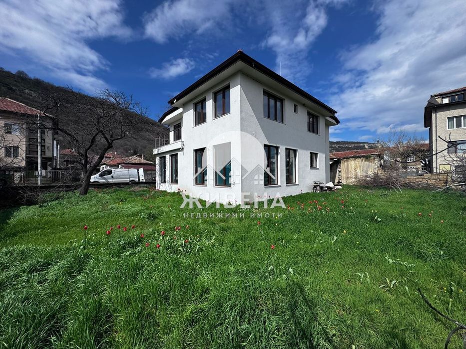 Нова къща в гр.Провадия, РЗП: 240 кв.м, двор - 600 кв.м