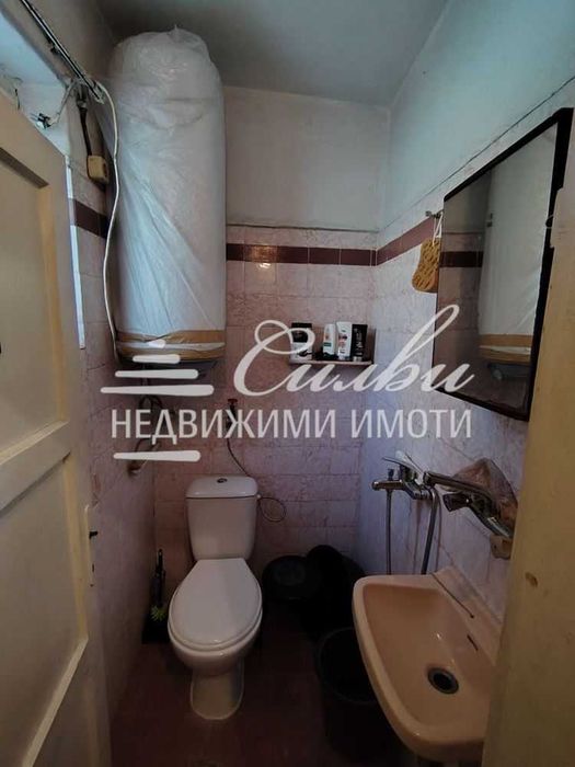 МАСИВНА двуетажна ТУХЛЕНА къща на плоча - кв. Болницата.