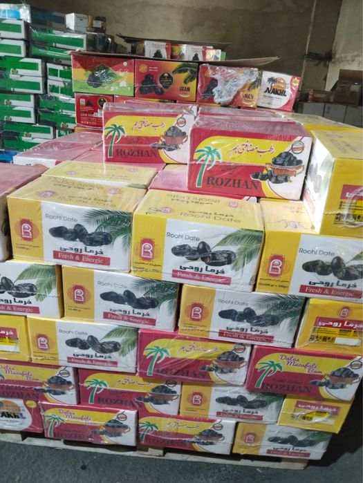 Құрмалар бар көп мөлшерде балғын достовка бар