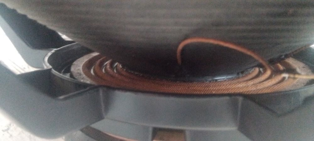 Динамик 15 дюймли JBL сотилади.