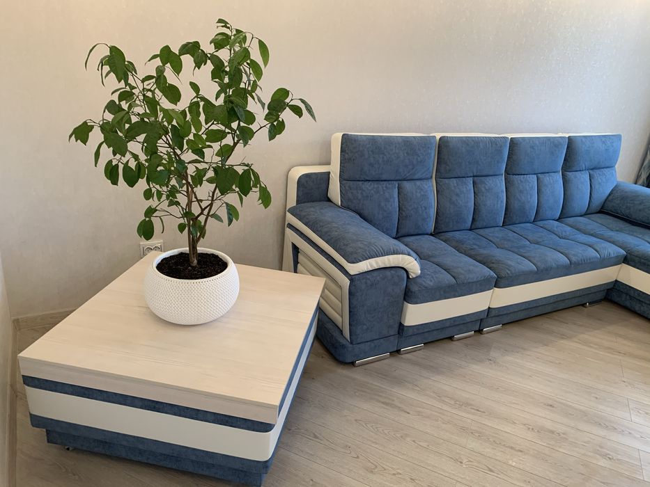 Угловой диван +пуф