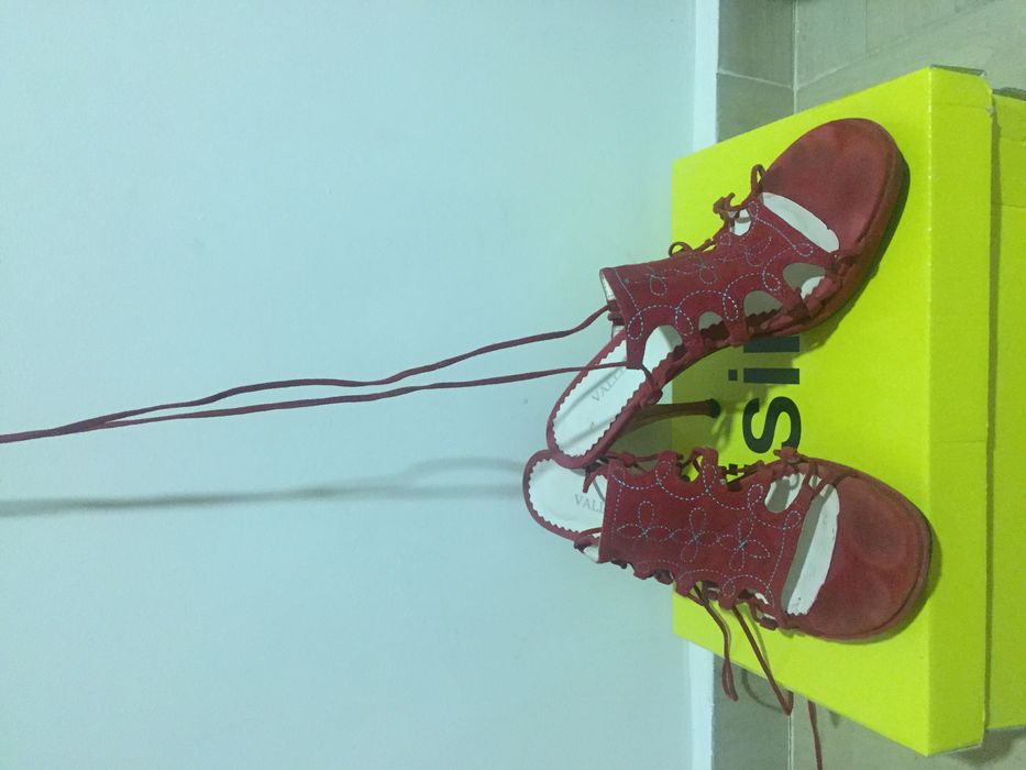 Продават се дамски обувки