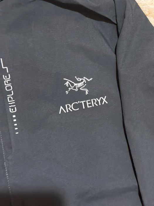 Jacheta de vant Arcteryx noua