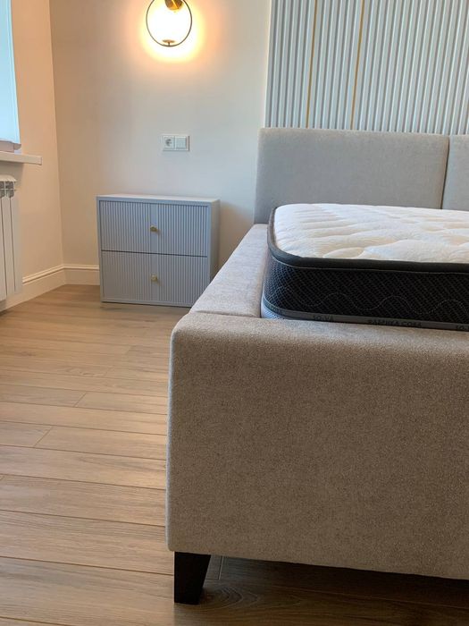 Двухспальная кровать с подъемным механизмом