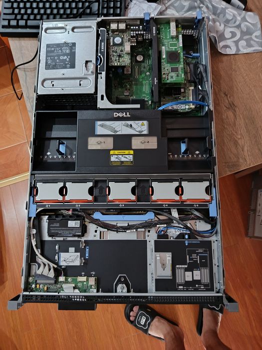 Pachet Server Dell PowerEdge R710 (2x Xeon, 48GB RAM, 2x Surse, Bezel cheie) + Consolă Rack LCD 1U