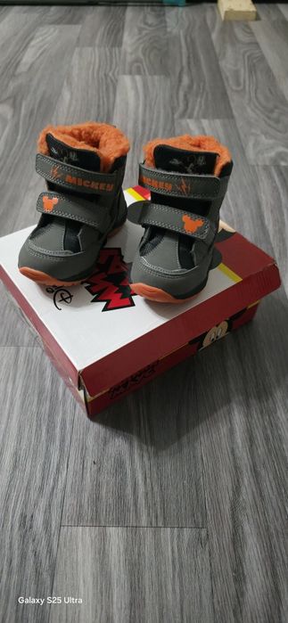 Продам зимние ботинки новые