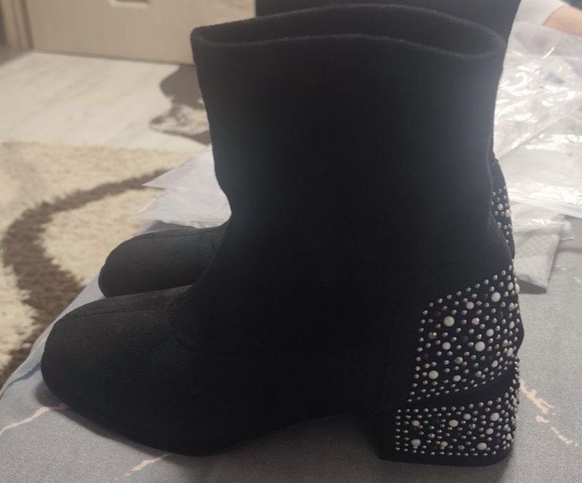 Дамски боти с камъчета на тока.