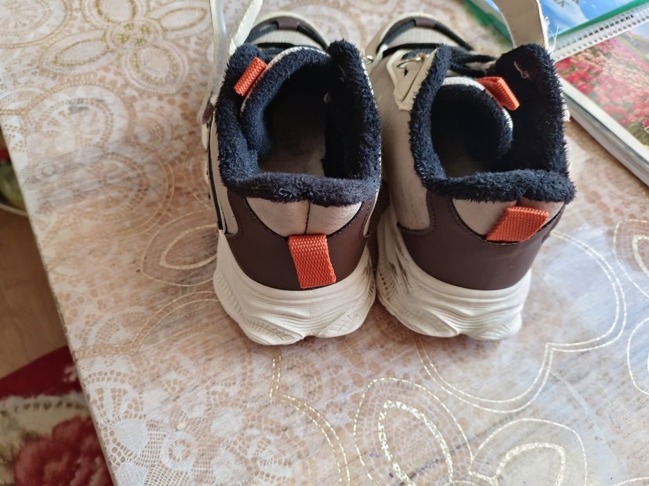 Продам кроссовки для девочек