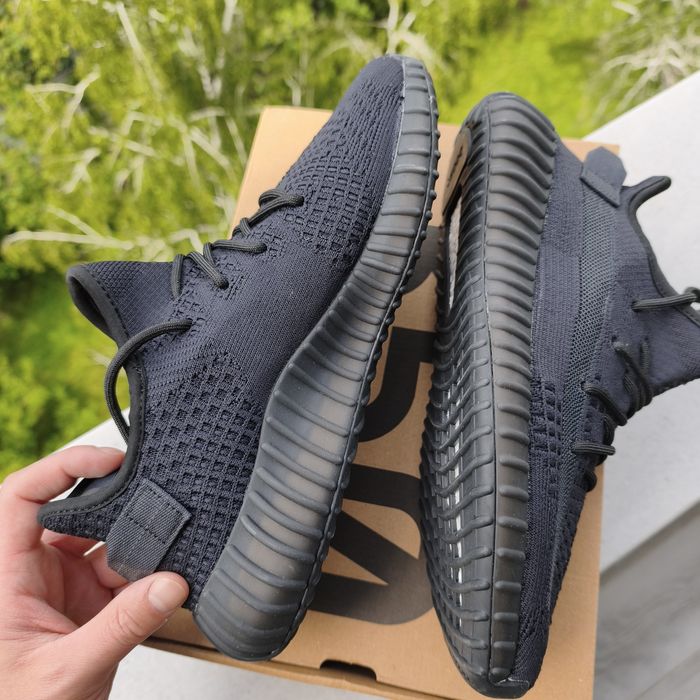 Adidas Yeezy Boost 350 V2  42/44
'ONYX'