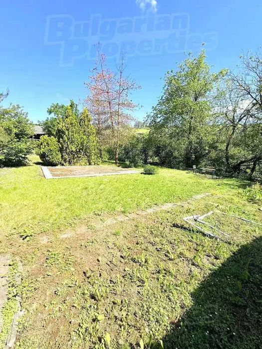 Продавам къща с двор