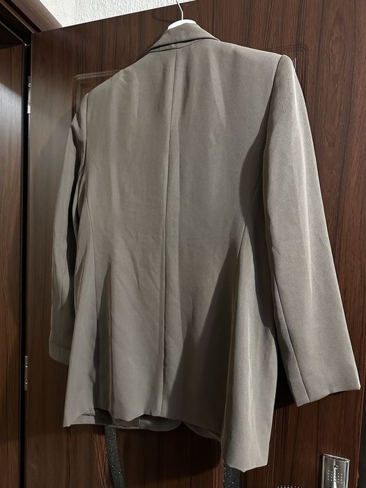 Сако в бежов цвят