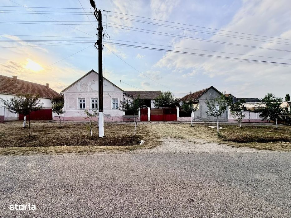 Casă de vânzare Firiteaz Teren 2800mp pe principală