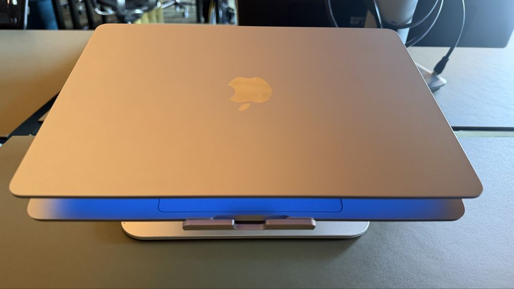 MacBook Air cu m4 16 gb ram şi 512 ssd