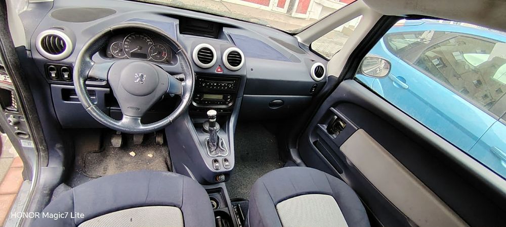 Vând mașină pegeout