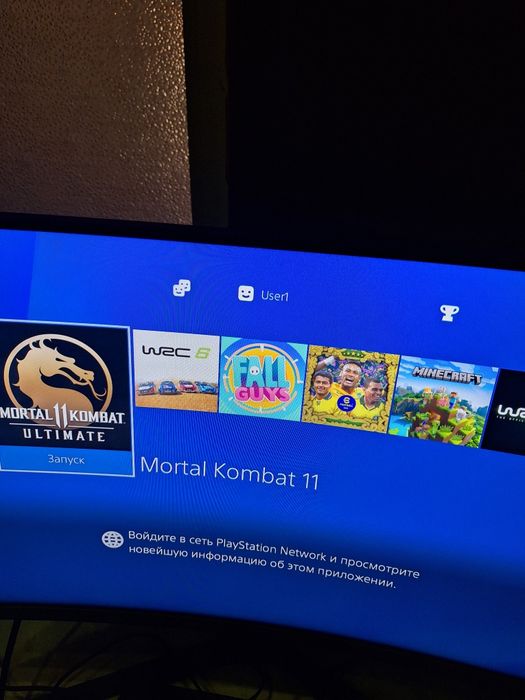 Продаю плейстейшин 4 слим с одним оригинальным  жостиком.