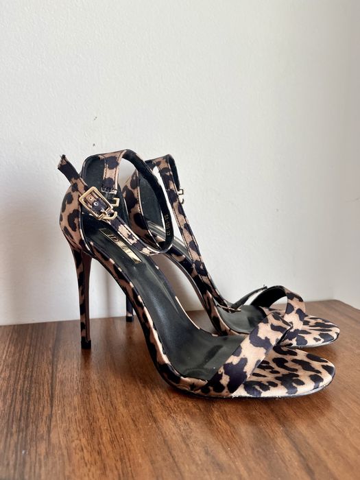 Продам классические босоножки