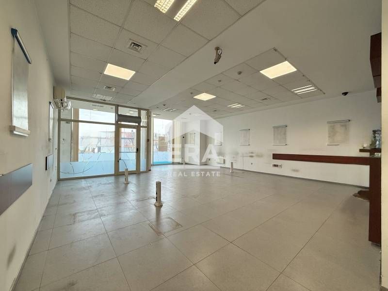 Търговски обект под наем на централна локация в кв. Надежда