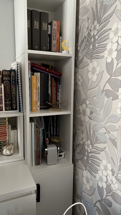 Книжная полка, вместительная