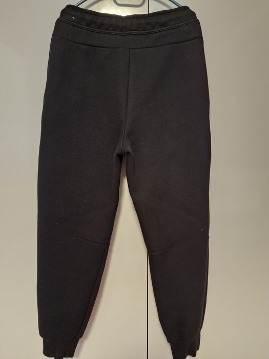 Продавам долнище черно NAKE Tech