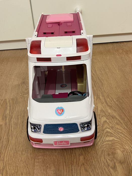 Barbie трансформираща се линейка