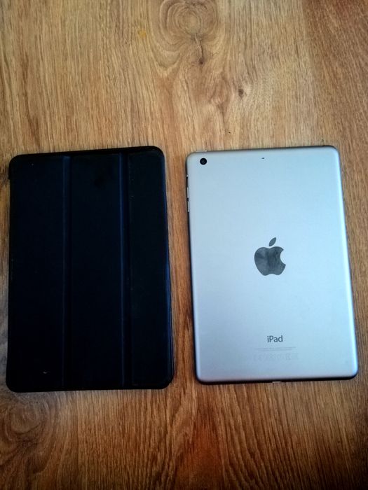 Vând sau schimb tableta iPad 3 mini