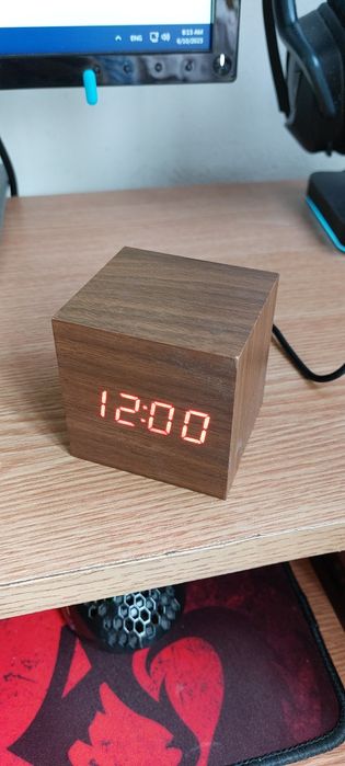 Ceas digital cub lemn