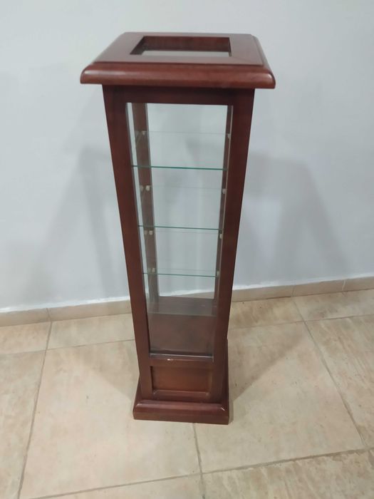 Витрина - стъклени рафтове