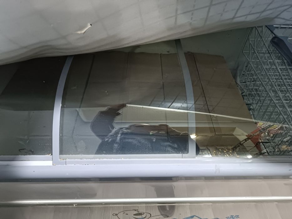 Продаётся витринный холодильник AIWA