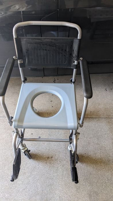Vând scaun cu oliță pt vârstnici
