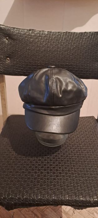 Шапки женские.Черные и красные.