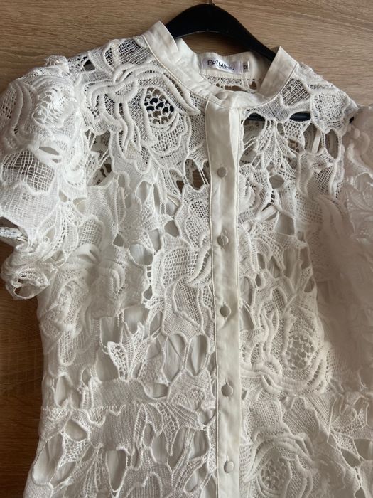 Бяла дантелена рокля