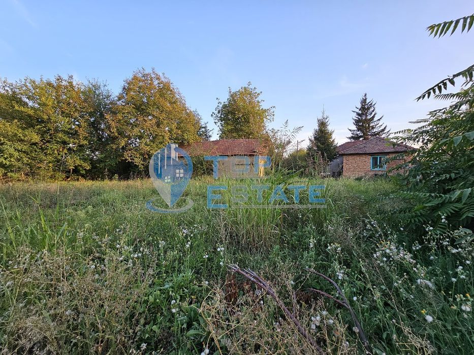 Тухлена къща с голям двор и кладенец в село Писарево