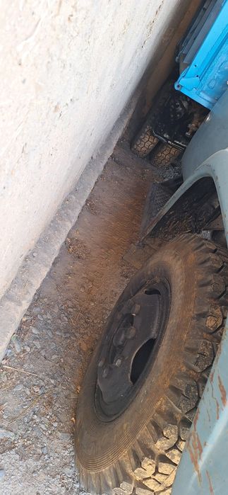 Зил сотилади бахмалда,