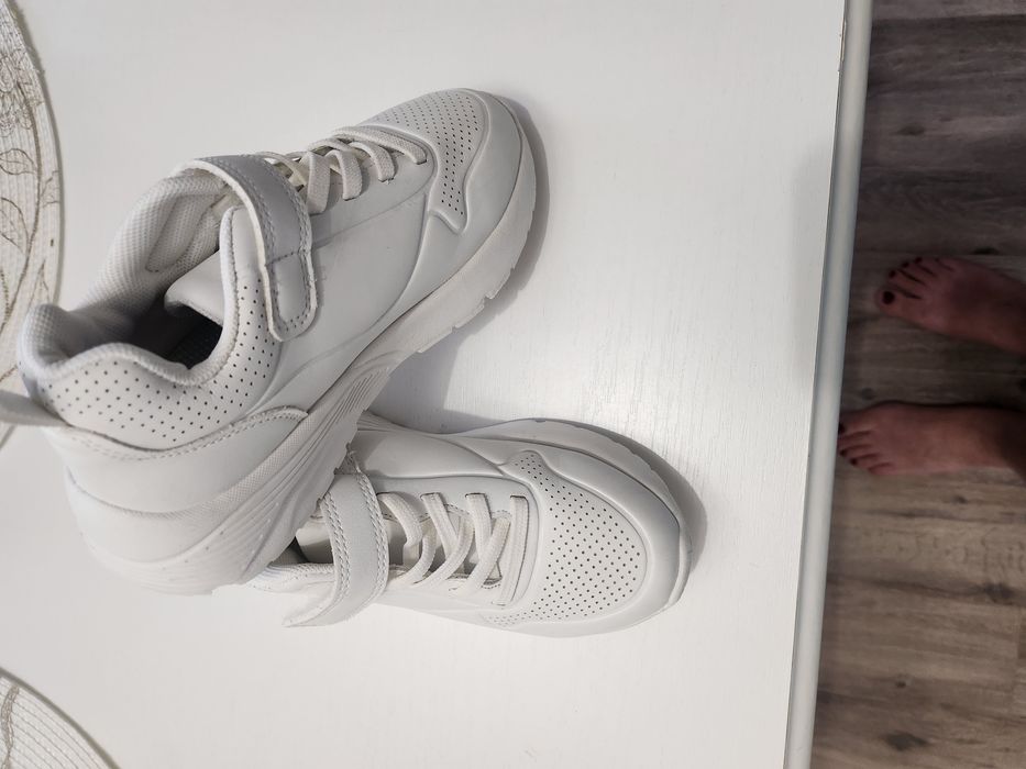 Adidas b aiat foarte ușori