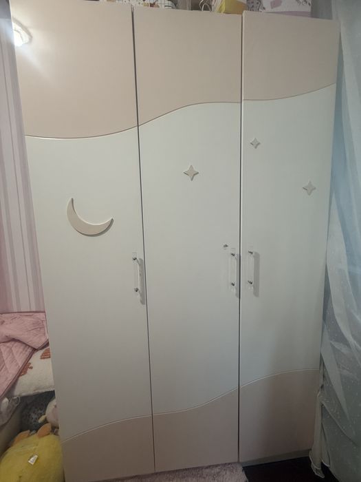 Dormitor mobilier fete alb-roz