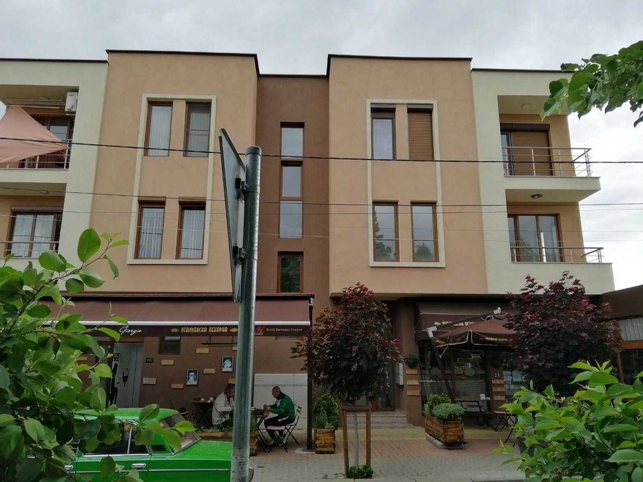 Отдава се под наем напълно обзаведен апартамент с паркомясто