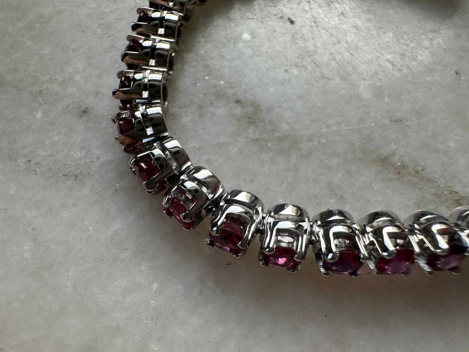 Brățară din aur alb, decorată cu rubine