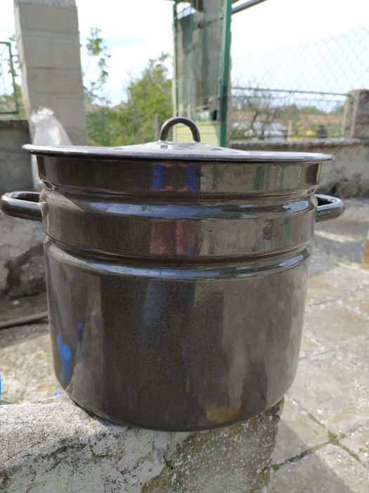 Емайлирана тенджера